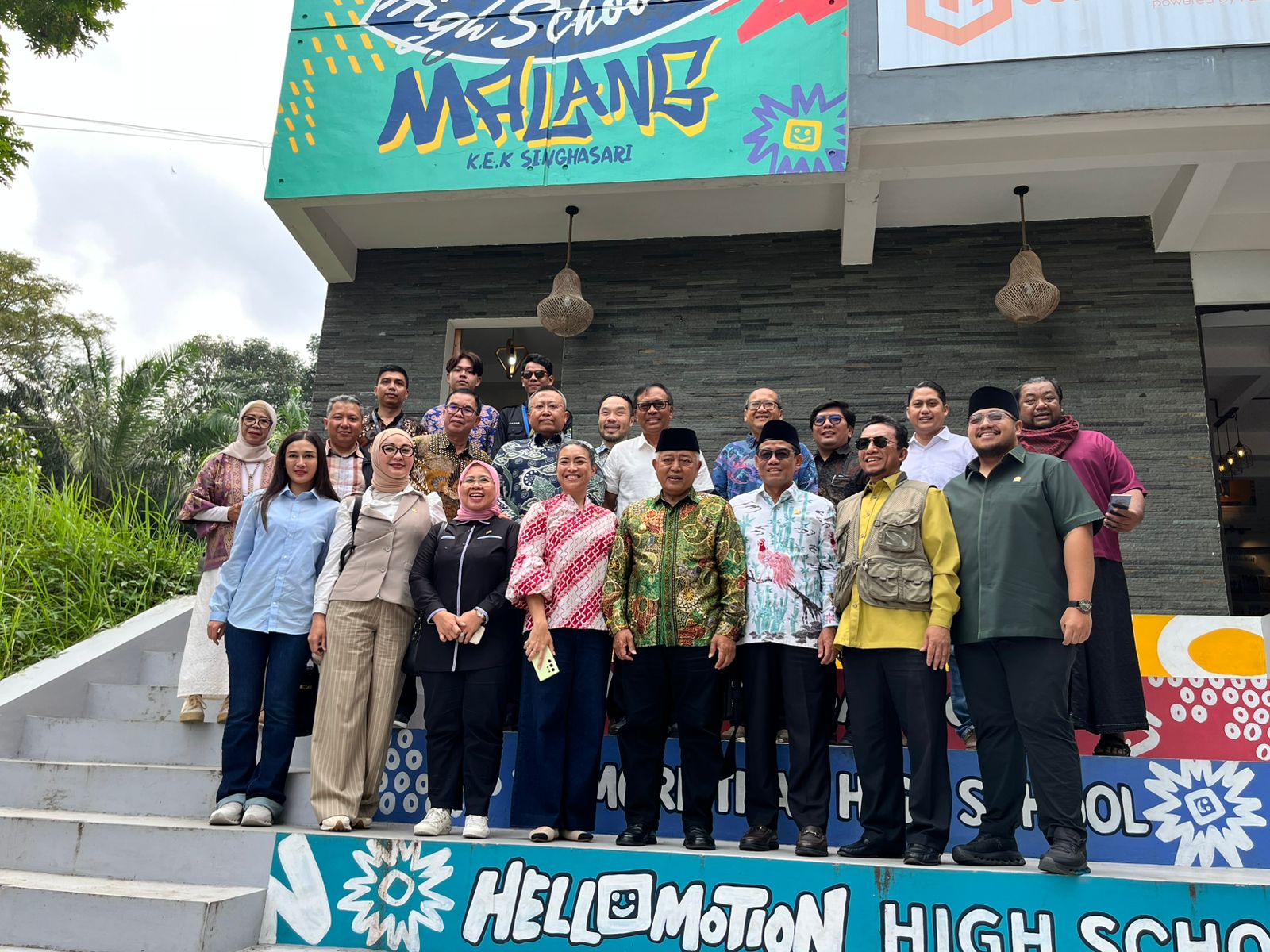 Ft: Kunjungan kerjanya, Anggota Komisi DPR RI didampingi Bupati Kabupaten Malang H.M. foto bersama dengan Crew Hellometion, (KEK) Singhasari pada 15 Agustus 2025. (Crsys/Memox)