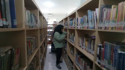 FT.Salah satu pengunjung yang datang di Perpustakaan Daerah (Perpusda) Kabupaten Malang. (MemoX/nif)