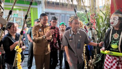 Wali Kota Malang, Dr. Ir. H. Wahyu Hidayat, M.M secara resmi membuka gelaran Semar Tempoe Doeloe 2 di Jalan Teluk Pelabuhan, RT/RW 1-7. (FOTO: Crys/Memox)