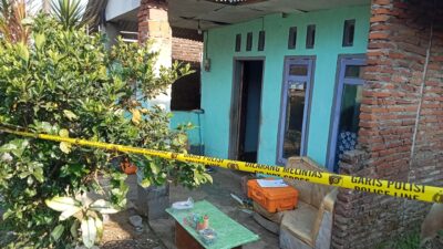FT. Tempat kejadian perkara istri bersimbah darah dan suami tergantung di dalam rumah di Lawang Malang. (MemoX/istimewa).
