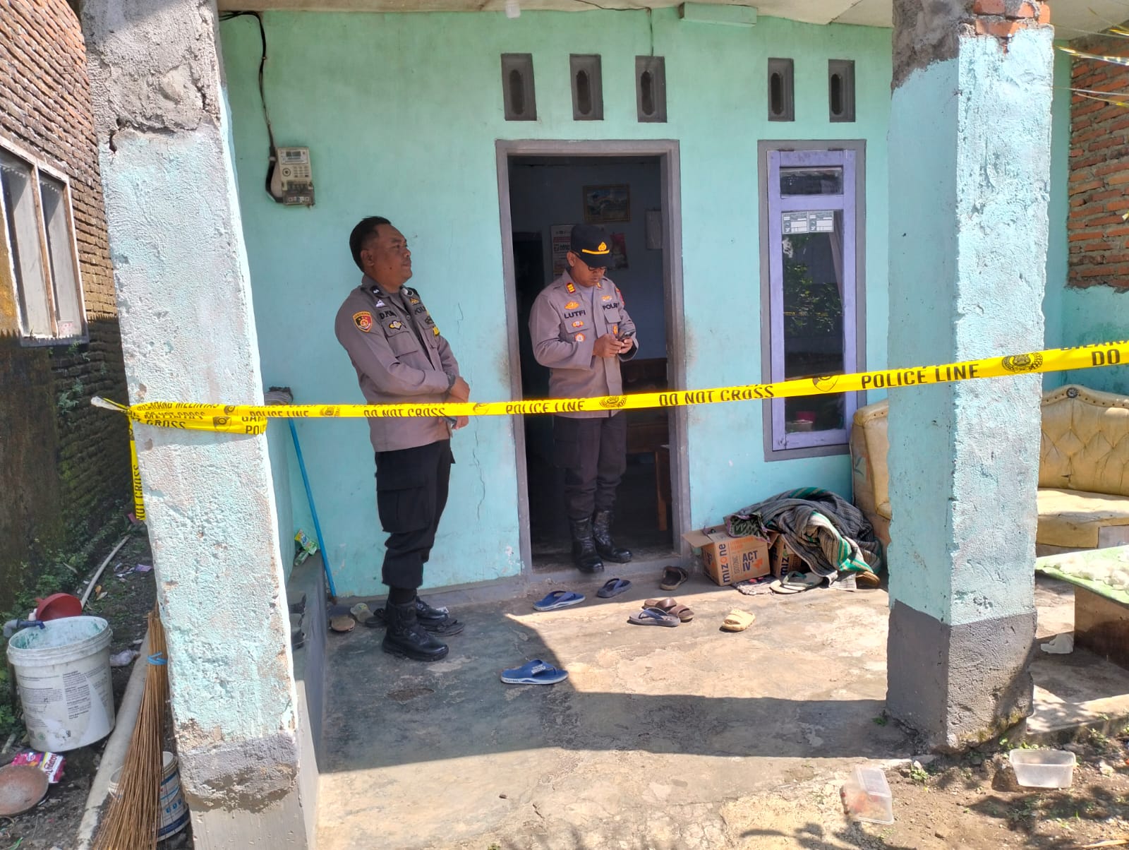 FT. Petugas kepolisian saat mendatangi rumah duka di Desa Ketindan, Kecamatan Lawang Kabupaten Malang. (MemoX/istimewa).