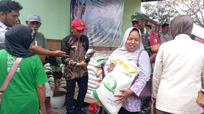 FT. Salahsatu warga yang menerima bantuan beras 20 Kg di Kecamatan Kepanjen Kabupaten Malang. (MemoX/nif).