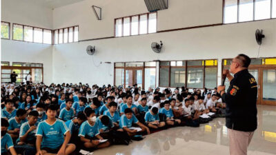 LPK-RI Sosialisasikan Bahaya Pergaulan Bebas hingga Judi Online di SMP Kristen Petra Kediri