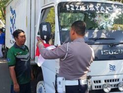 Sambut Hari Kemerdekaan RI ke-80 Satlantas Polres Lumajang Bagikan Bendera Merah Putih di Jalan