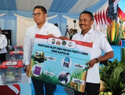 Polri Melalui Irwasum Serahkan Alat Pertanian dan Bibit ke Petani Kab Malang