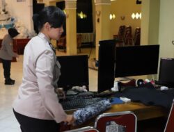 Sambut HUT ke-77, Polwan Polresta Malang Kota Bersihkan Rumah Ibadah