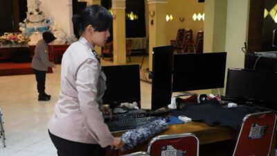 Sambut HUT ke-77, Polwan Polresta Malang Kota Bersihkan Rumah Ibadah