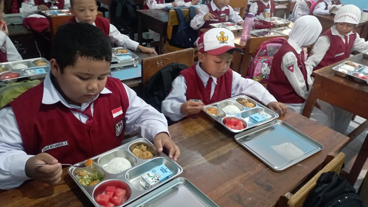FT. Penyaluran Makan Bergizi Gratis (MBG) kepada anak sekolah di salah satu sekolah di Kabupaten Malang. (MemoX/nif).