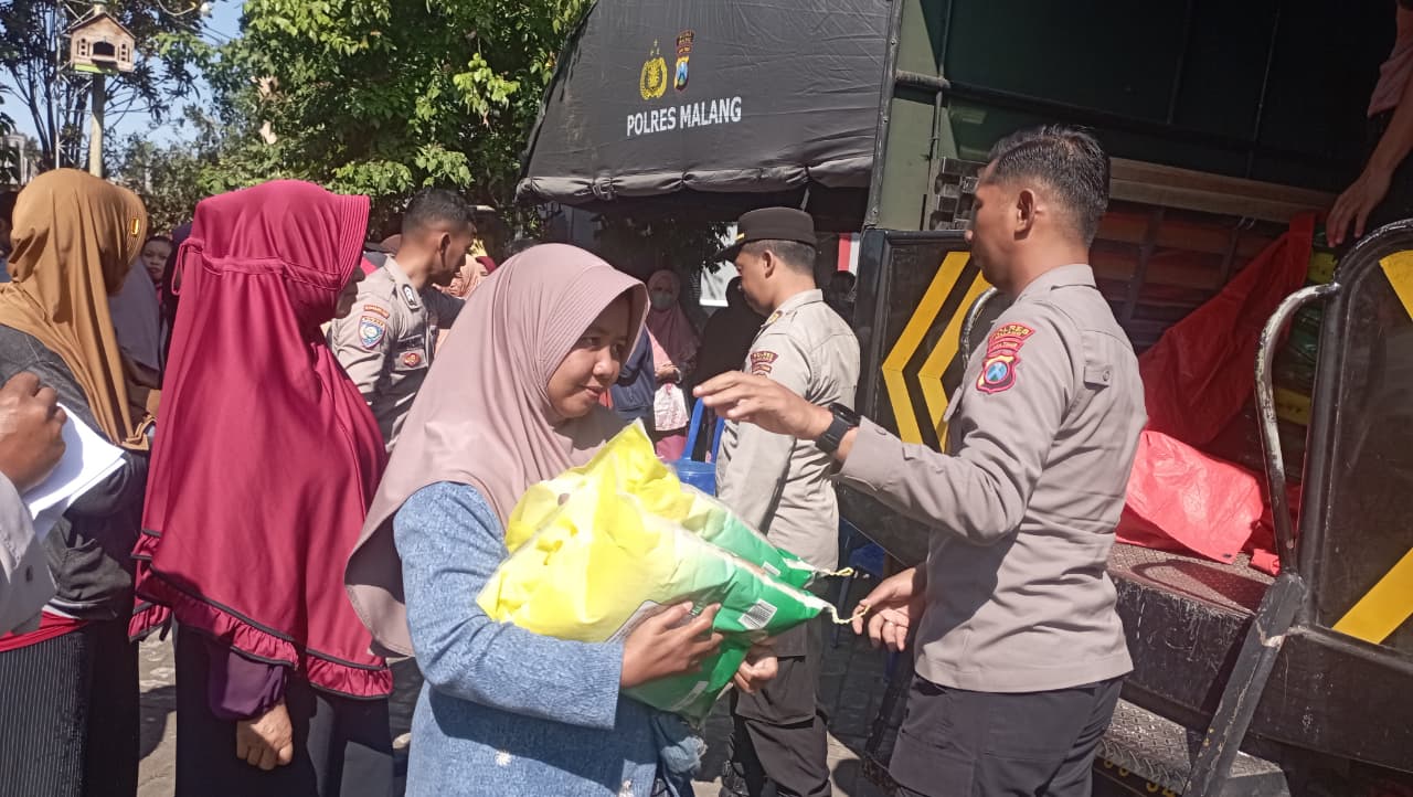 FT. Antusias warga saat menyerbu Gerakan Pangan Murah (GPM) di Kecamatan Pakisaji, Kabupaten Malang. (MemoX/nif).