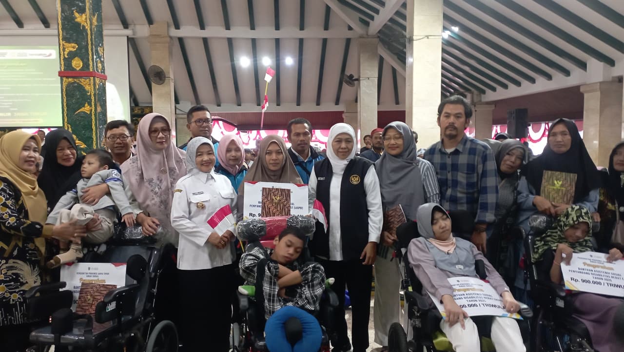 FT. Gubernur Jatim saat memberikan bantuan sosial di Pendopo Agung Kabupaten Malang. (MemoX/nif).