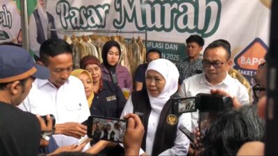 Gubernur Jawa Timur, Khofifah Indar Parawansa, saat berkunjung ke Samsat Kota Malang 27/08/2025. (Foto: Memox/Crys).