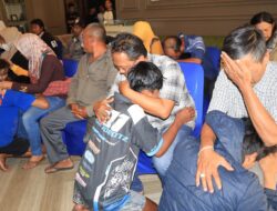 Tangis Haru, 13 Terduga Pelaku Perusakan Pos Bertemu Orang Tua di Polres Malang