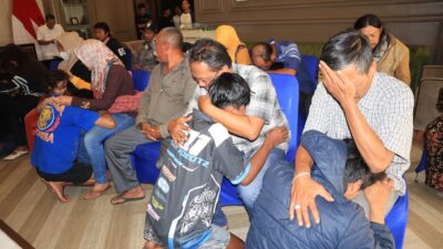 Tangis Haru, 13 Terduga Pelaku Perusakan Pos Bertemu Orang Tua di Polres Malang
