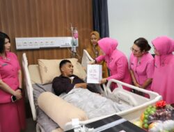 Bripka Hegy Korban Aksi Demo Mendapat Kunjungan Wakil Ketua Bhayangkari Daerah Jatim