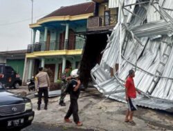 Respon Cepat 110, Polres Malang Evakuasi Warga Terdampak Puting Beliung