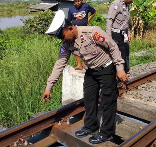 Ft : Petugas Satlantas Polres Lamongan mengevakuasi jasad korban tertabrak KA Argo Anjasmoro di Dusun Plalangan, Desa Plosowahyu, Senin (1/9/2025).(ist).