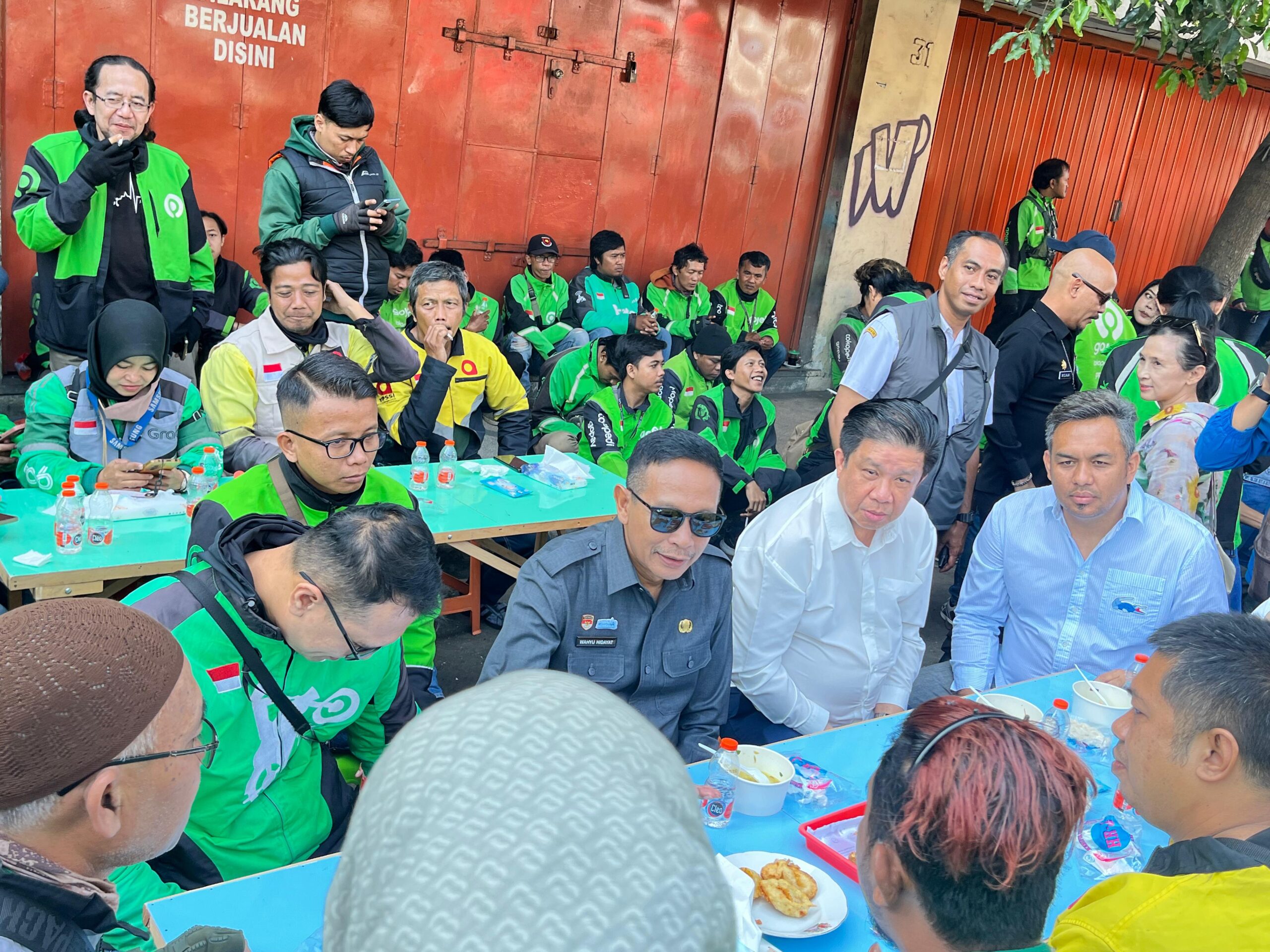 Wali Kota Malang, Dr. Wahyu Hidayat, MM, menggelar acara silaturahmi dan makan bersama bersama para driver ojek online (ojol). Pada tanggal 03/09/2025. (Foto: Memox/Crys)