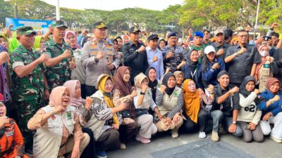 Wali Kota Malang, Dr. Wahyu Hidayat, MM, menghadiri dan bertindak selaku Pembina Apel dalam kegiatan apel besar yang digelar pada Kamis, 04/09/2025 Depan Balaikota Malang. (FOTO BERSAMA: Memox/Crys)