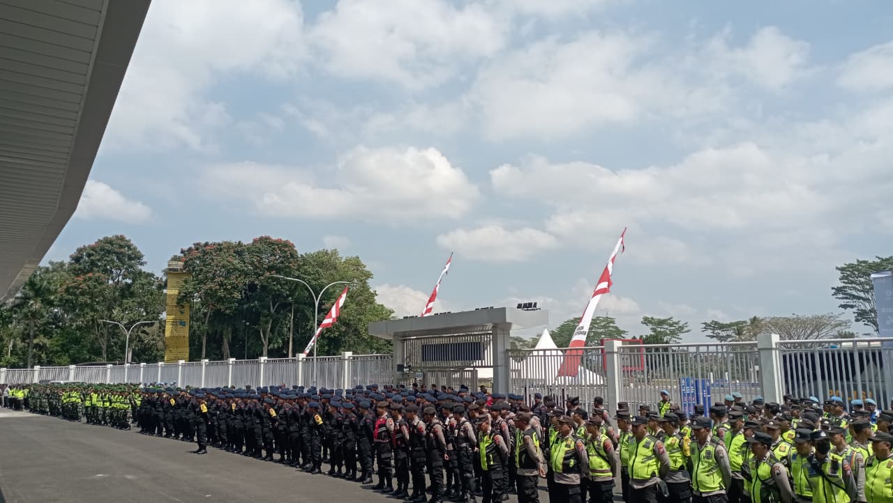 FT. Personel gabungan saat apel di Stadion Kanjuruhan kabupaten Malang. (MemoX/nif).