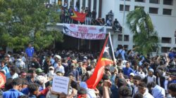 Suara ribuan mahasiswa dan aktivis di Timor Leste akhirnya didengar. Dewan Perwakilan Rakyat (DPR) Timor Leste secara resmi mengumumkan pembatalan rencana kontroversial pengadaan 65 unit mobil dinas baru pada Selasa (16/9/2025). (FOTO: SAP News TL)