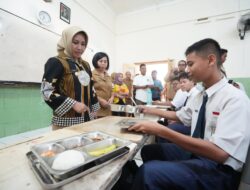 Pastikan Menu Fresh, Sehat, dan Tepat Waktu: Wali Kota Mojokerto Pantau Distribusi MBG di Sekolah