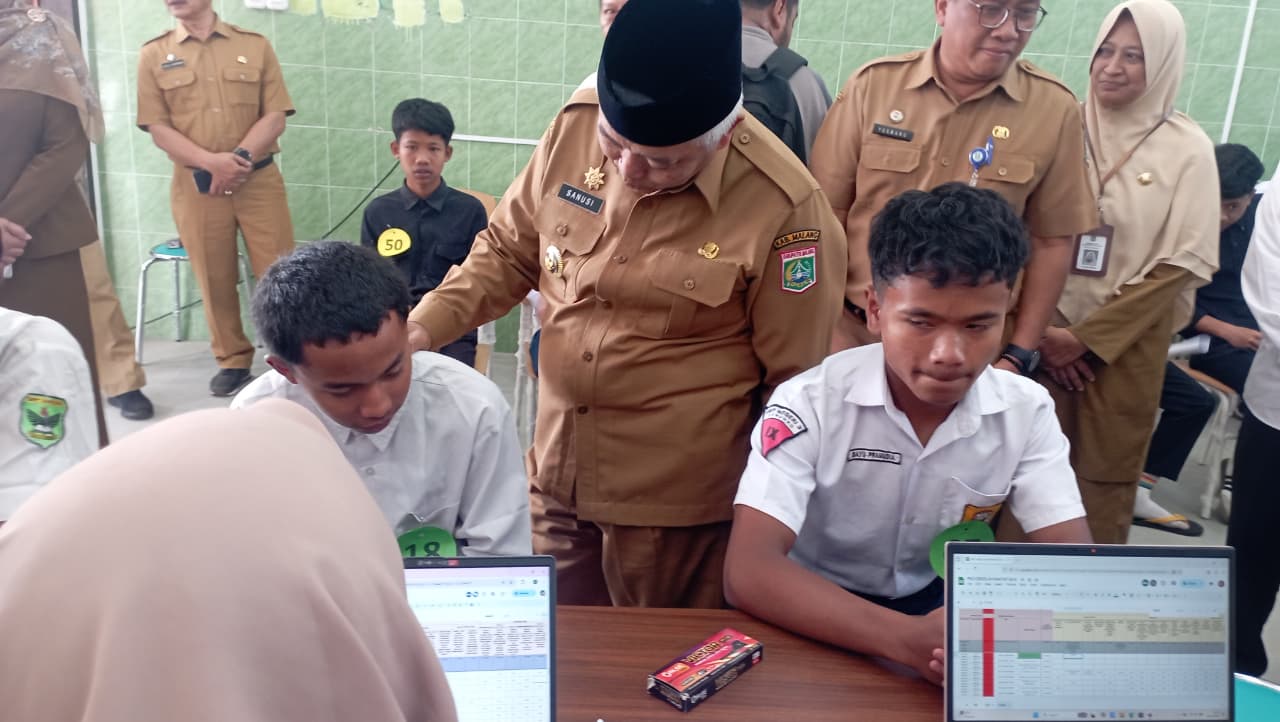 FT. Bupati Malang saat melaksanakan peninjauan berlangsung nya sekolah rakyat (SR) di Kabupaten Malang.