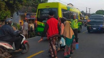 Tim Urai Satgas Kamseltibcarlantas Polres Lumajang Tertibkan PKL di Kawasan Pasar Wates Wetan