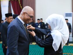 Harumkan Nama Daerah, Ketum PWI Pusat Terima Lencana Kehormatan dari Gubernur Jatim