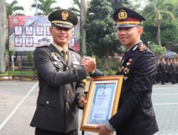 Dandim 0818 Malang-Batu Serahkan Piagam Penghargaan kepada Anggota Polres Malang Berprestasi
