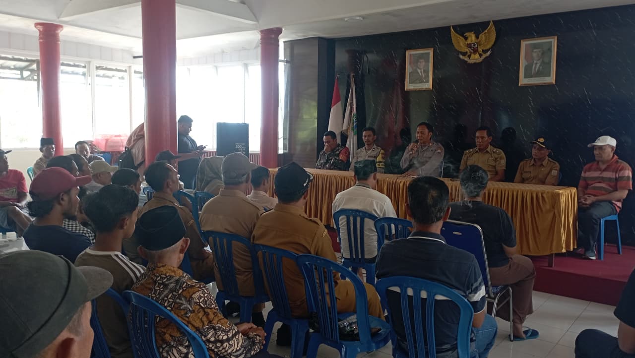 FT. Proses saat puluhan warga mendatangi kantor Desa Dalisodo Kecamatan Wagir, Kabupaten Malang. (MemoX/nif).