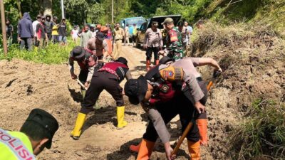 Petugas Gabungan Kota Batu Bersihkan Material Longsor di Ngantang