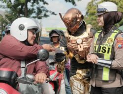 Sosialisasi Operasi Zebra, Polisi Berkostum Super Hero di Simpang Empat Kepanjen