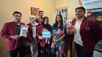 Mahasiswa UMM Sosialisasikan Manfaat Pendaftaran SPP- IRT di Toko Oleh – Oleh Mbak Arin