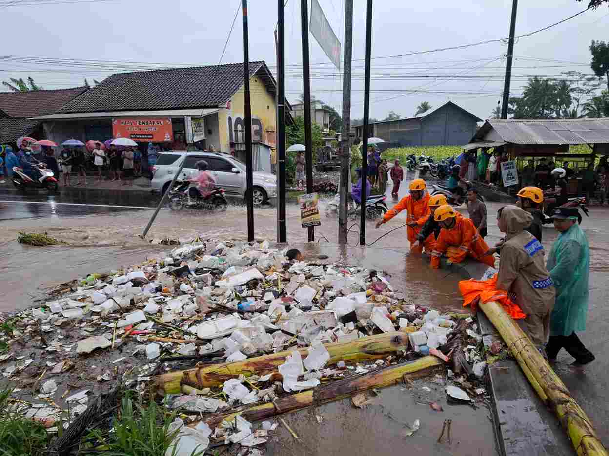 Hujan Lebat Sebabkan Sejumlah Wilayah di Bondowoso Terendam Banjir dan Longsor