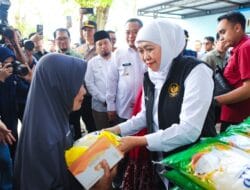 Pasar Murah Pemprov Jatim di Tenggarang, Khofifah Bagikan Telur dan Beras Gratis untuk Warga