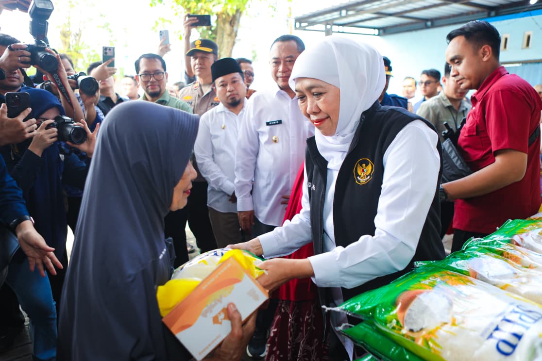 Pasar Murah Pemprov Jatim di Tenggarang, Khofifah Bagikan Telur dan Beras Gratis untuk Warga