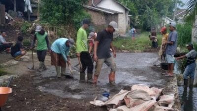 Tanpa Dana Desa, Warga Desa Kembang Tlogosari Bondowoso Gotong Royong Perbaiki Jalan
