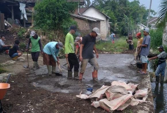 Tanpa Dana Desa, Warga Desa Kembang Tlogosari Bondowoso Gotong Royong Perbaiki Jalan