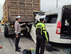 Polisi Gerak Cepat Evakuasi Korban Laka di Tol Malang–Pandaan