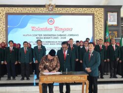 Dorong Peningkatan Kesehatan, Bupati Jombang Lantik Pengurus IDI Cabang Jombang