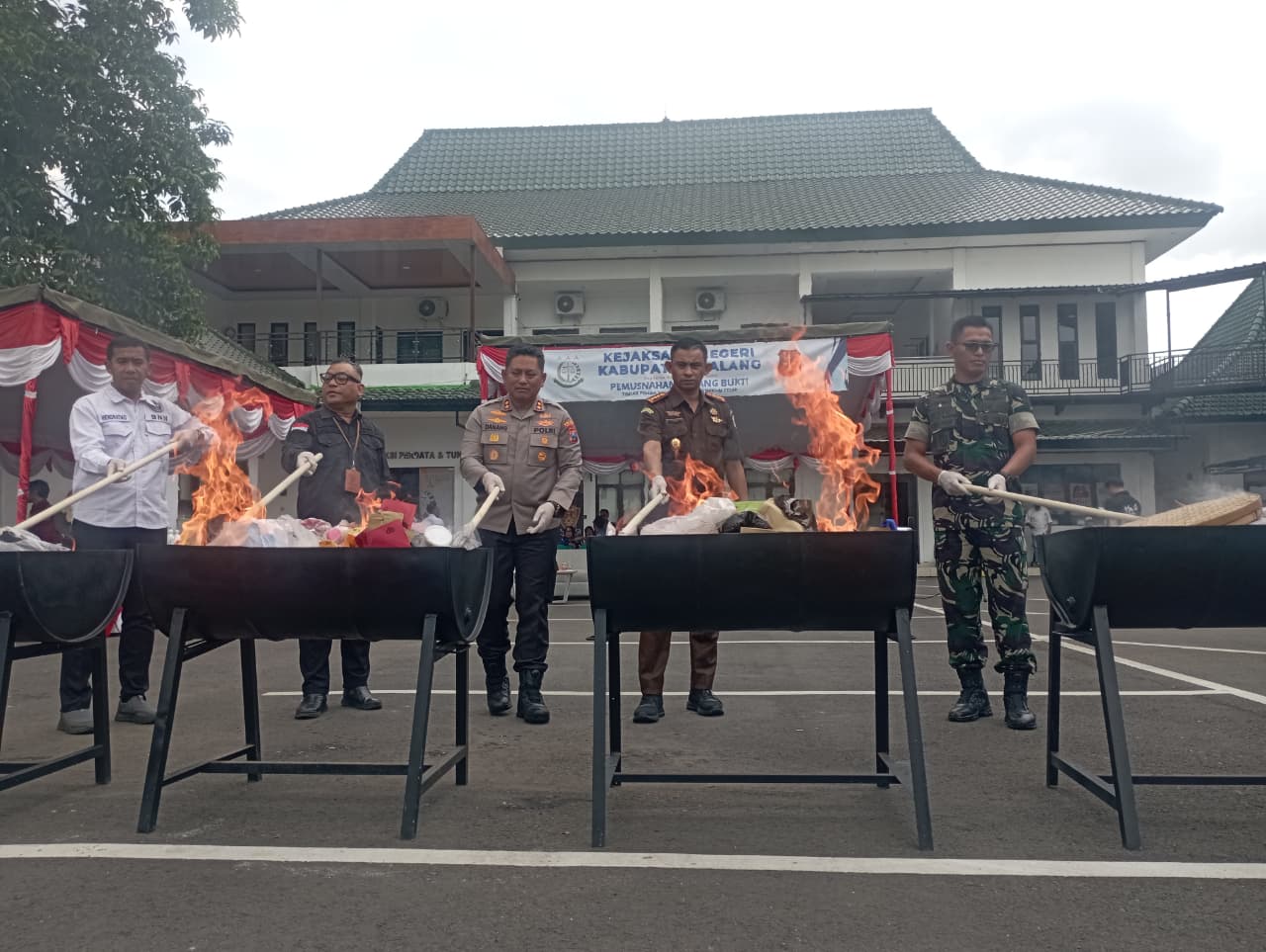 Kejaksaan Negeri (Kejari) Kabupaten Malang memusnahkan barang bukti yang sudah memiliki kekuatan hukum tetap, Kamis (19/12/2025) kemarin.