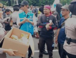 Baurkan Diri, Polwan Polda Metro Jaya Bagikan Air dan Roti ke Massa Buruh