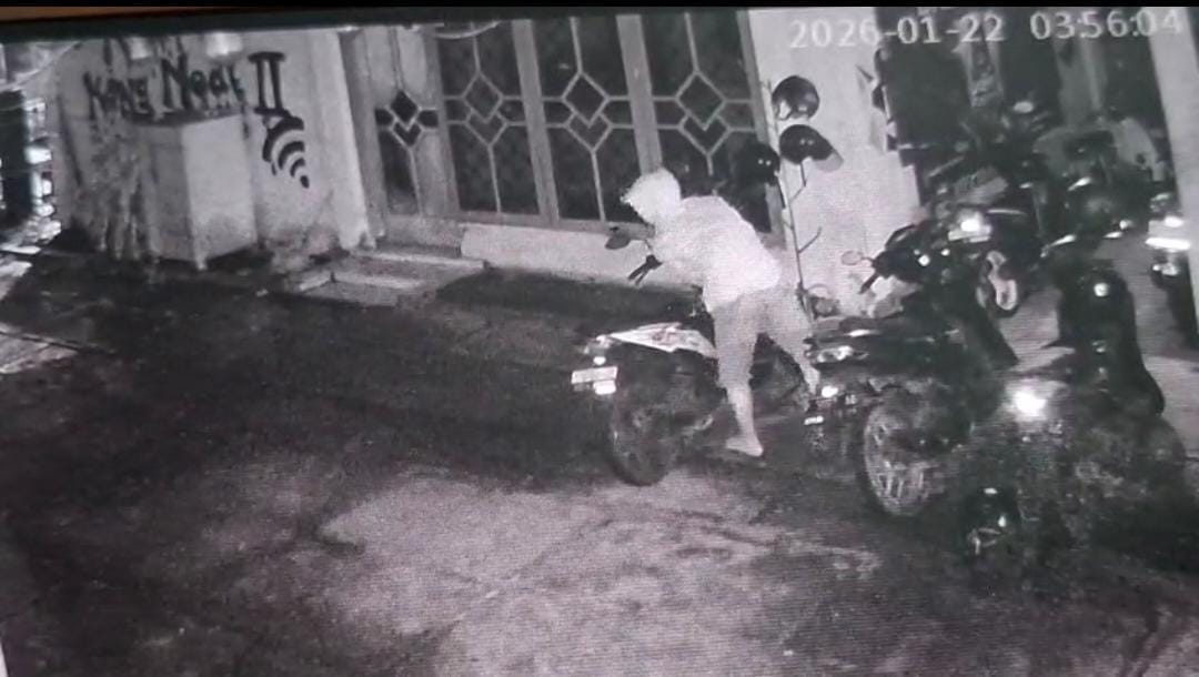 Aksi Curanmor di Rumah Kos Kelurahan Kademangan Terekam CCTV