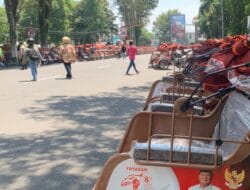 Peduli Lansia, Prabowo Bagikan 200 Becak Listrik di Bondowoso