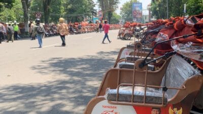 Peduli Lansia, Prabowo Bagikan 200 Becak Listrik di Bondowoso