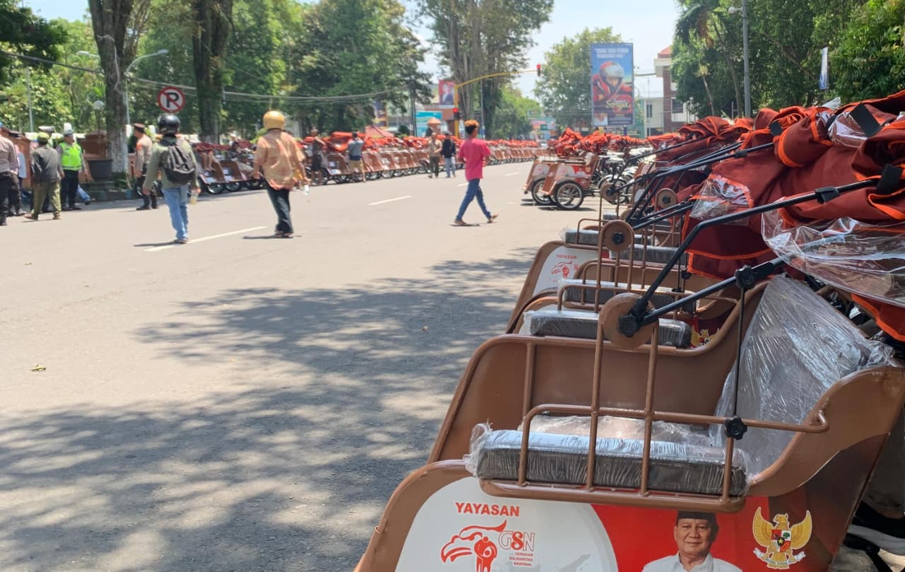 Peduli Lansia, Prabowo Bagikan 200 Becak Listrik di Bondowoso