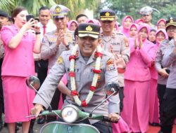 AKBP Andi Tinggalkan Polres Batu dengan Mengendarai Vespa