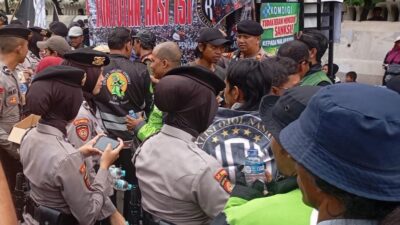 Polwan Polda Metro Jaya Hadir Ditengah Aksi Ojol Nasional Sambil Bagikan Snack dan Mineral