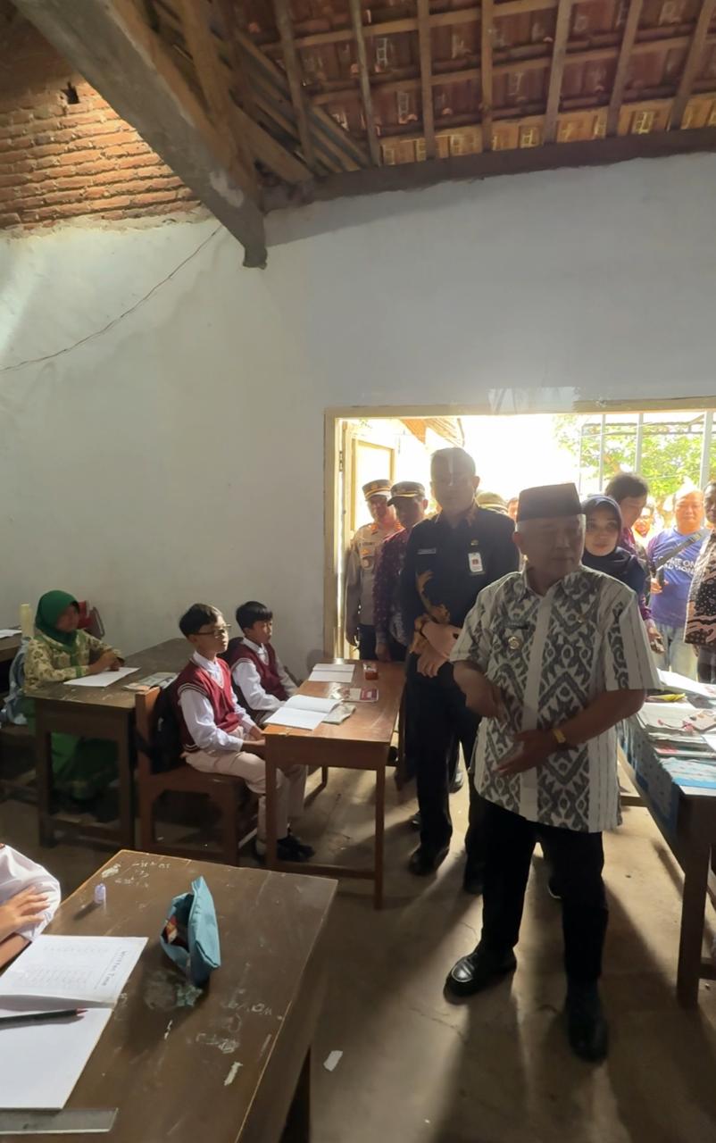 FT. Bupati Malang M Sanusi saat mengunjungi sekolah yang ambruk di Kecamatan Kalipare, Kabupaten Malang. (MemoX/ist).