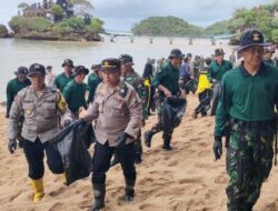 Polres Malang Dukung Gerakan ASRI dengan Bersihkan Pantai Balekambang